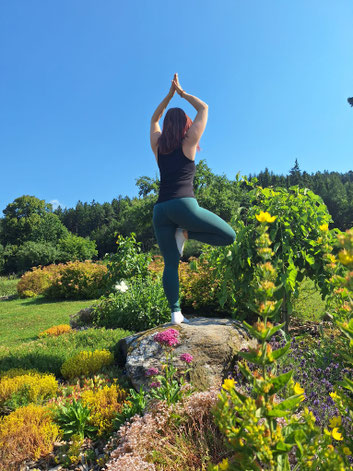 Marina in Baum Pose im Garten