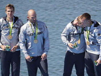 Philipp Wende, Lauritz Schoof, Karl Schulze und Hans Gruhne holen das erste Rudergold für Deutschland in Rio. Foto: Diego Azubel