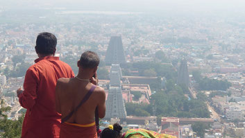 Blick von der Meditationshöhle Ramanas auf die Tempelanlage von Tiruvanamalai