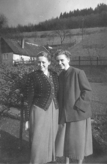 Gisela und Marlies 1953 im Garten in Sallinghausen