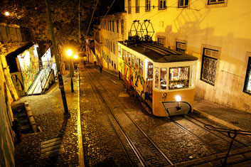 Lissabon im Abendlicht - schmale steile Straße mit alter Trambahn ©My own Travel