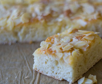 Butterkuchen aus Hefeteig mit Mandeln für den Kindergeburtstag