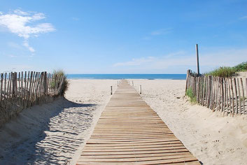 Photo d'un chemin d'accès en bois vers la plage.