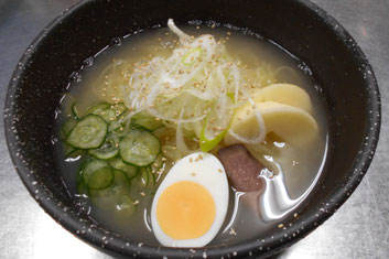特製スープに、つるりと喉越し良い細麺が好評