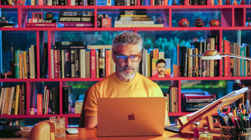 Cinéaste en panne d'inspiration, Raul (Leonardo Sbaraglia) est un peu le double à l'écran de Pedro Almodovar (©El Deseo/Iglesias Más).