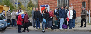 Wir versammeln uns am Bahnhof in Wutha (Es ist kalt und trüb.)