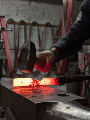forge d'un couteau lors d'un stage de coutellerie