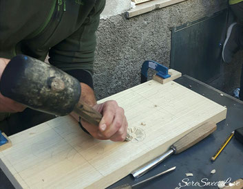 Lavorazione a mano con scalpello dal giovane artigiano per la creazione del tagliere.
