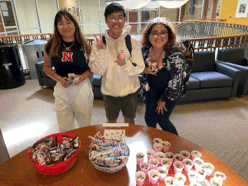 アニメイベントで日本のお菓子を試食する学生。