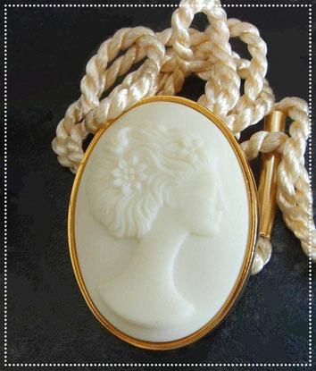 PENDENTIF "CAMEE" AVEC SON CORDON
