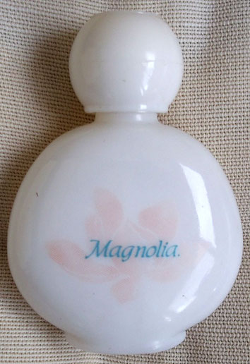 YVES ROCHER :  MAGNOLIA - GROSSE MINIATURE EN VERRE OPAQUE BLANC, BOUCHON ROND EN PLASTIQUE