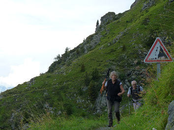 Panneaux sur le sentier du refuge  Jean Collet, avant la traversée du couloir