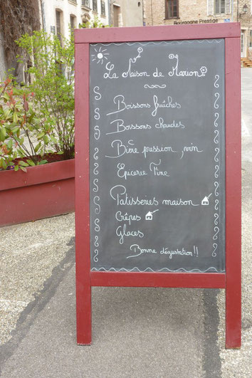 Schild vor einem Café