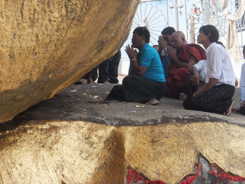 Kyaiktiyo-heilige-rots-berg-goud-Myanmar-Birma
