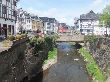 Bad-Munstereiffel-rivier-koopmanshuizen-Duitsland