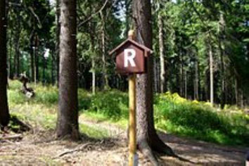 Ein "R" markiert den Wanderweg