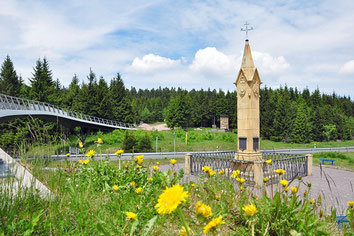 Links Fußgängerbrücke Wanderweg Rennsteig