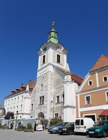 Am Marktplatz von Zwettl steht das Rathaus.