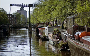 Blick auf die Hausboote in Amsterdam