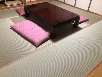 明るい色の畳縁で華やかな和室