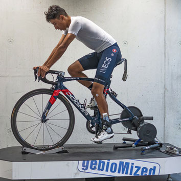 Egan Bernal beim Bikefitting