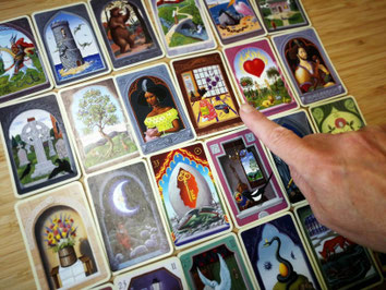 Anja Wölk legt intuitiv Lenormand-Karten für einen Seelenimpuls