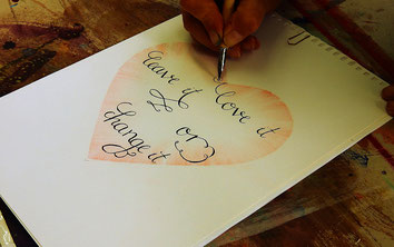 Der Kalligraphieunterricht lebt von der Kreativität seiner Teilnehmerinnen