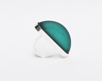Blauer Ring mit Blume, Hohlglas mit Silber kombiniert von Marta Edocs