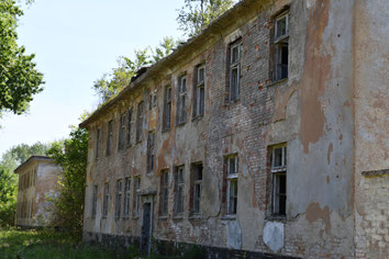 Verlassene Unterkunftsgebäude der Flak-Schule