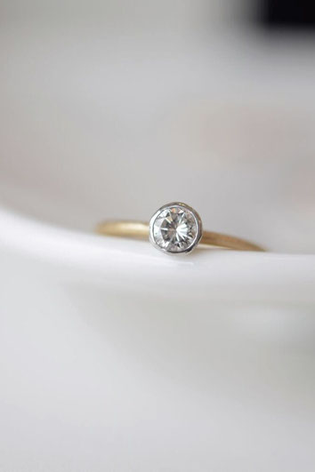 婚約指輪の定番、ブリリアントカットダイヤモンドを使用した婚約指輪