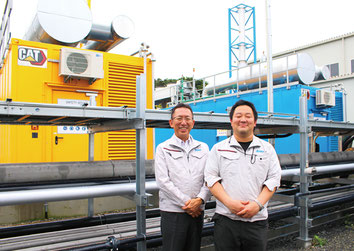 玄海バイオガス発電株式会社  取締役 発電所長 荒神琢磨さん(左）とオペレーターの平田喜矢さん(右）