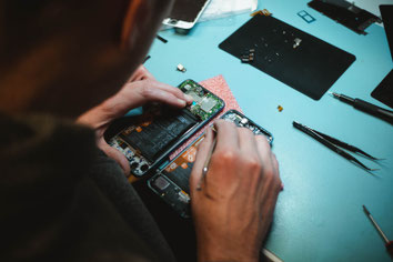 iPhone Reparatur Techniker von My Mobile Repair, repariert ein iPhone Display in Hamburg
