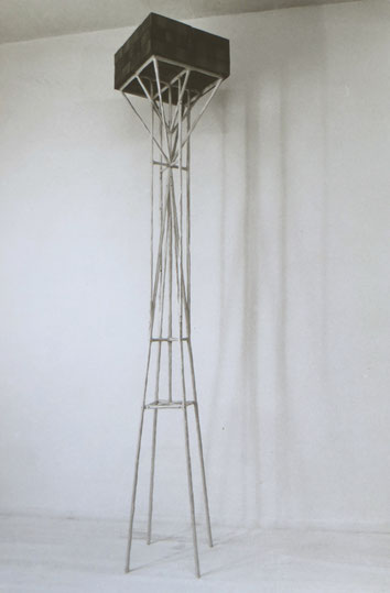 Turm.    Fichtenholz, 24 Schachtmauersteine,  1988