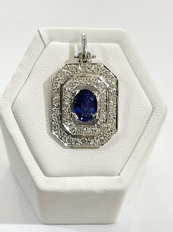 Pendentif en Or gris 750, Saphir de Ceylan ovale, entourage diamants.  