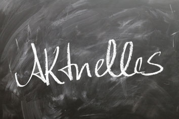 Auf einer schwarzen Tafel steht mit weißer Kreide geschrieben: Aktuelles