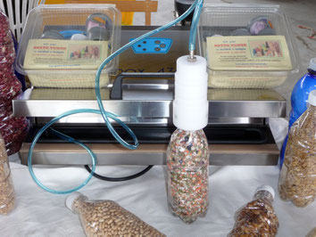 Campana del Kit Accessori del SOTTOVUOTOMANUALE collegata alla macchina per sottovuoto per conservare in bottiglie di plastica alimenti secchi come cereali, legumi ecc.