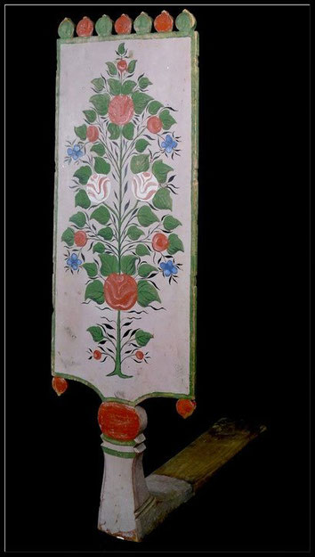 Vieil objet d'art populaire Russe servant à carder la laine superbement sculpté et décoré d'une peinture représentant un arbre de vie fleuri.