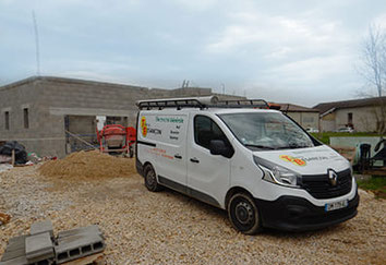 réalisation de travaux d'électricité sur un chantier de construction d'un villa par Thierry Besançon