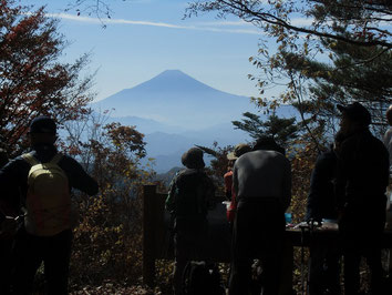 三頭山西峰からの雪の無い富士山