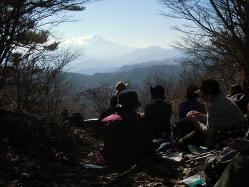 富士山と三ツ峠を眺めながらお昼