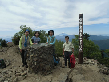 山頂の今年の山記念柱
