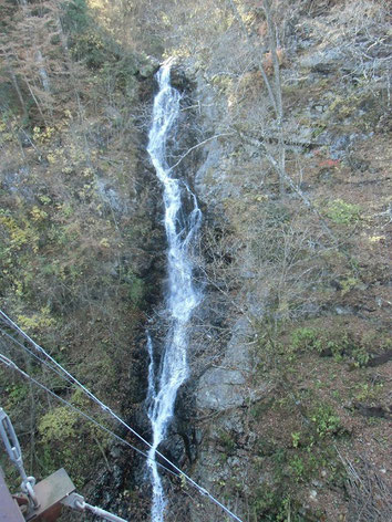 水量が減り周りの葉っぱが散った三頭大滝