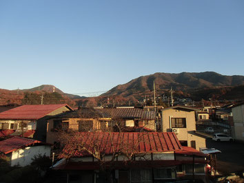 鳥沢駅から見る百蔵山（左）と扇山（右）