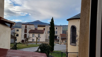 Vue sur la place de l'Eglise et le Pic d'Ysson