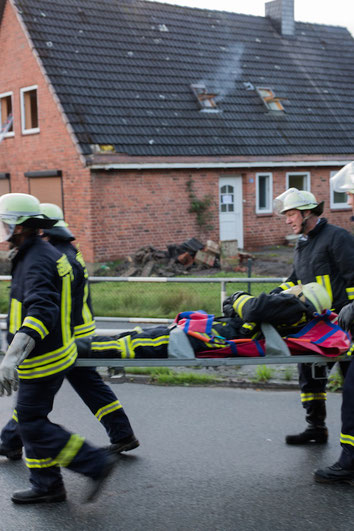 Der verunfallte Atemschutzgeräteträger wurde aus der Gefahrenzone gebracht.