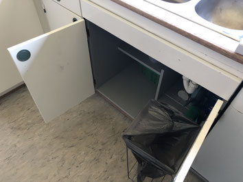 Affaldsstativer til køkken på 40 cm, her er en side af dobbelt låge er brugt.