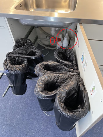 7 delt affaldsstativer Flower til køkken kan løse alle opgaver med affaldssortering og det er stadigvæk plads til opbevaring.