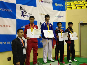 西村純選手(右から2番目)表彰式