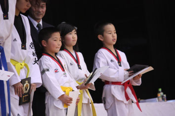 増田愛奈選手(中央) 敢闘賞受賞
