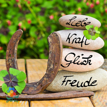 Hufeisen und 4 Steine mit der Aufschrift Freude, Glück, Kraft und Liebe